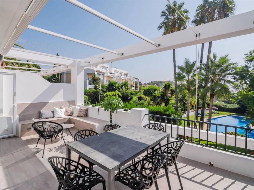 Frontline Golf Apartment with Large Terrace in La Quinta, Benahavís